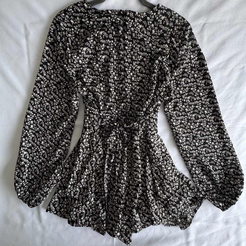 She + Sky Monochrome Floral Romper Size Large - Picture 2 of 7